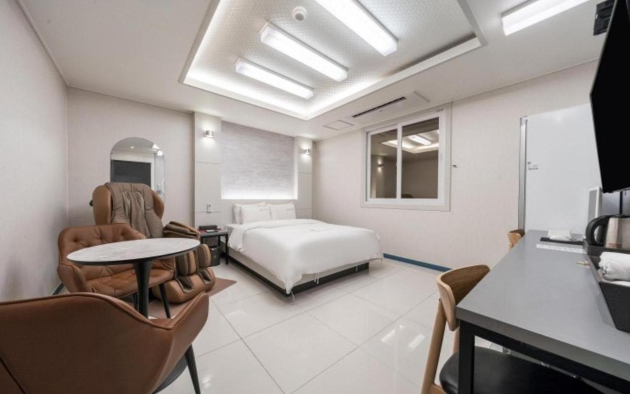 Ballantine Business Hotel Gwangju Metropolitan City Bagian luar foto