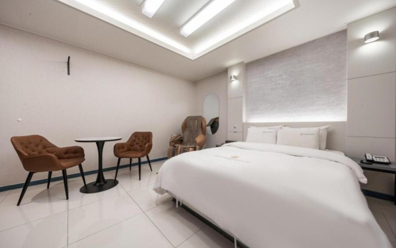 Ballantine Business Hotel Gwangju Metropolitan City Bagian luar foto