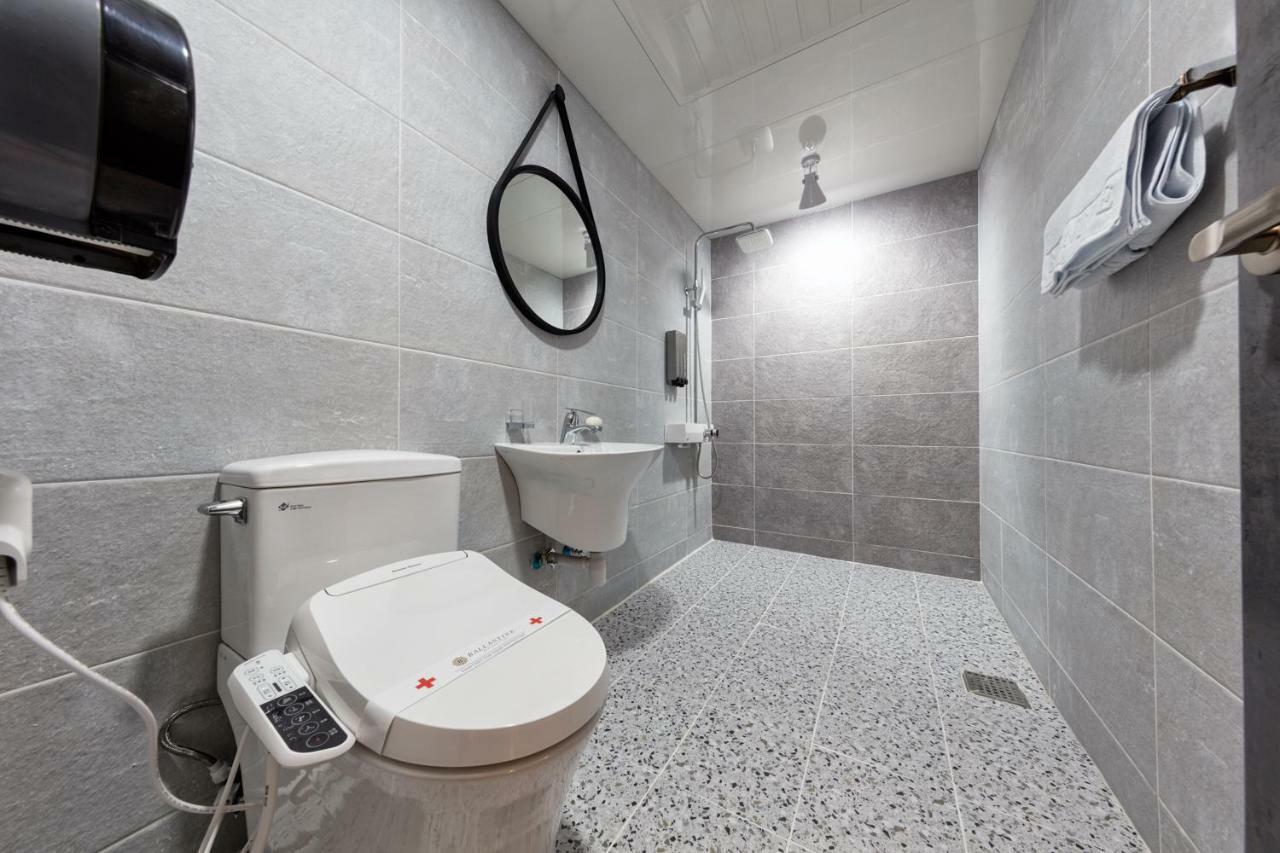 Ballantine Business Hotel Gwangju Metropolitan City Bagian luar foto