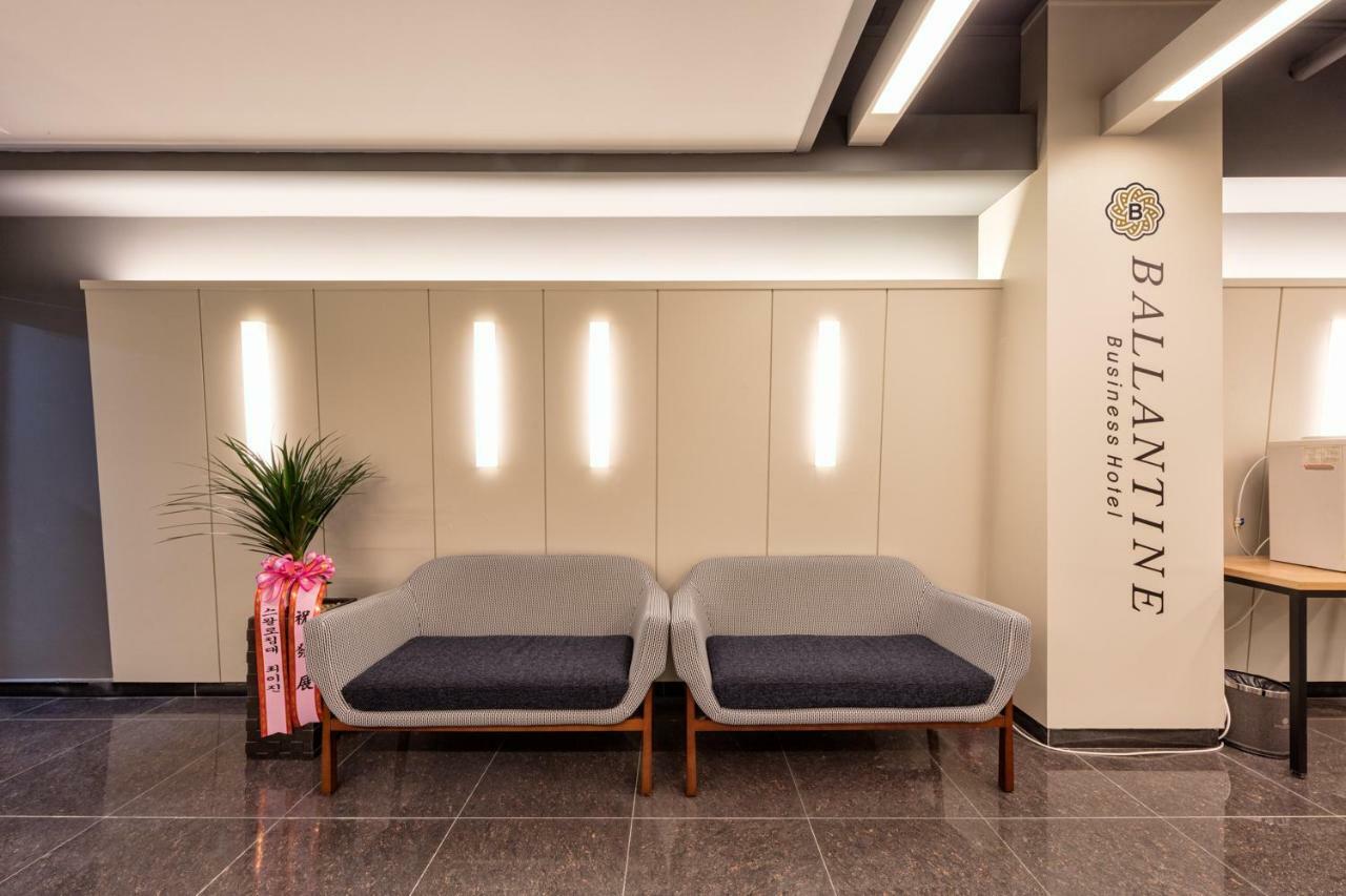 Ballantine Business Hotel Gwangju Metropolitan City Bagian luar foto